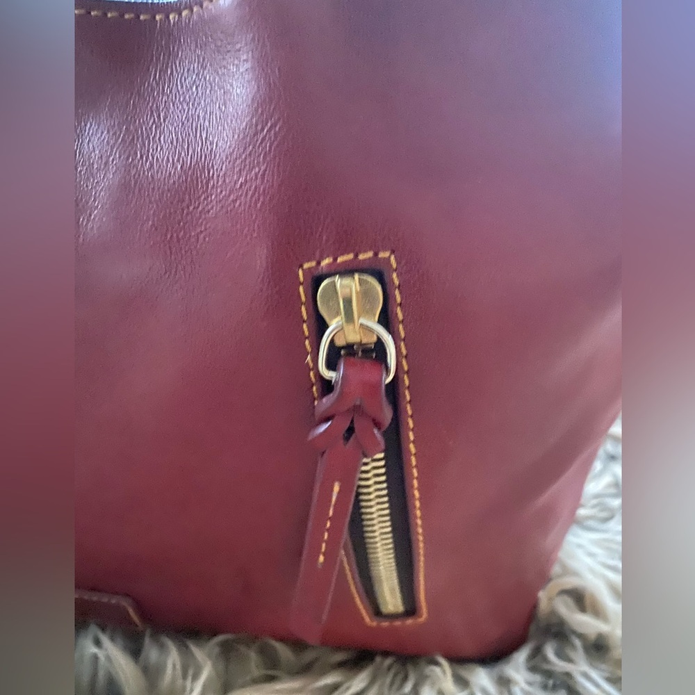 EUC DOONEY & BOURKE COOPER Chestnut Premium Florentine Leather Hobo (EXCELLENT) - Picture 4 of 13